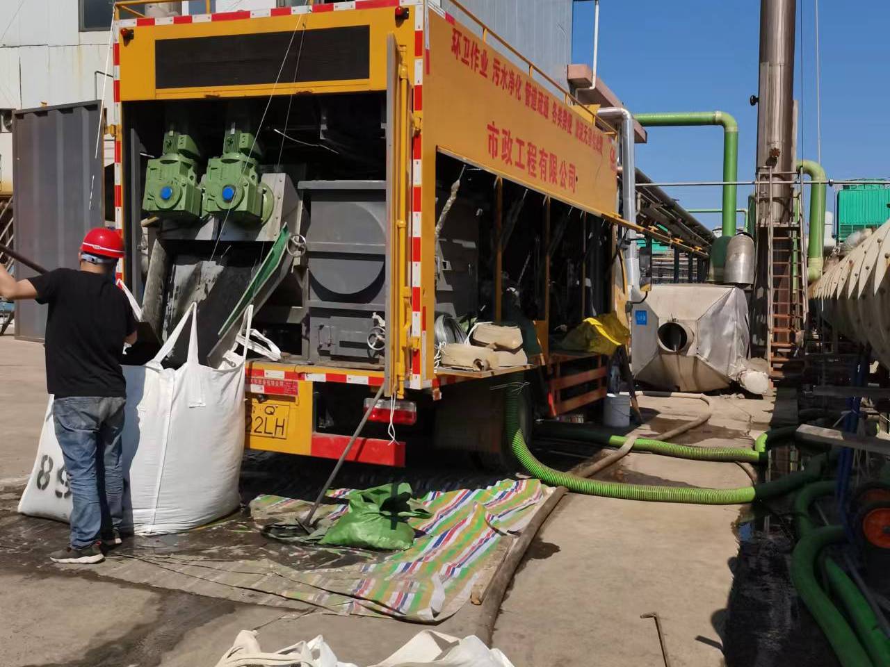 贵南淤泥压干处理