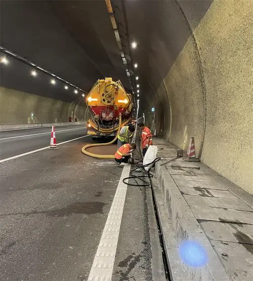 贵南隧道排水渠清淤